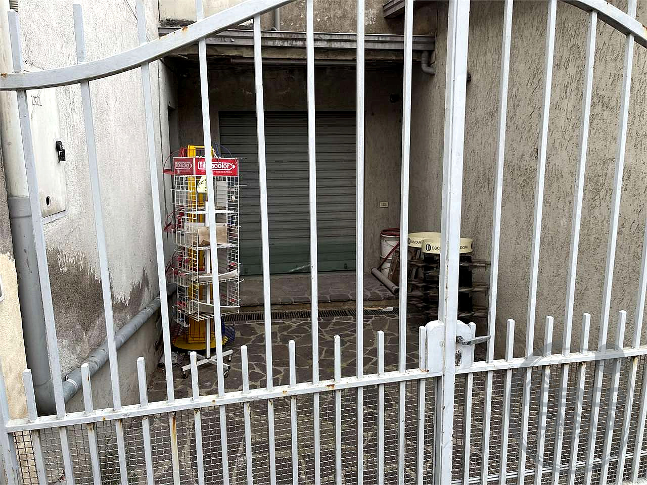 Negozio con due vetrine