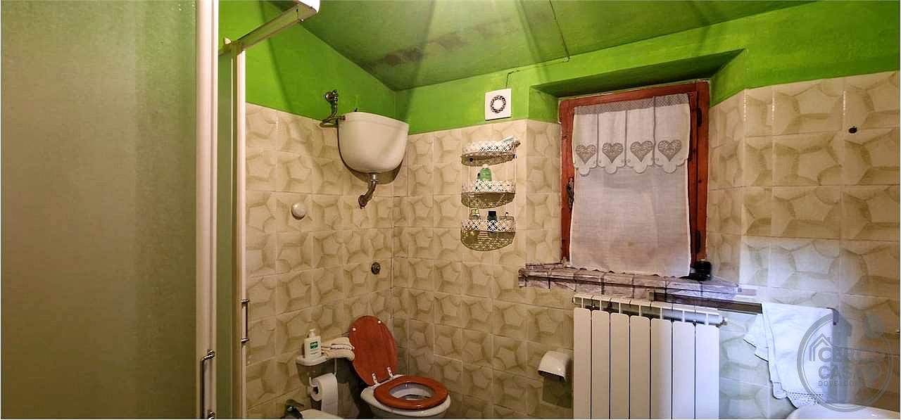 MASSA MARTANA: PORZIONE DI CASALE CON CORTE ESTERNA E TERRENO