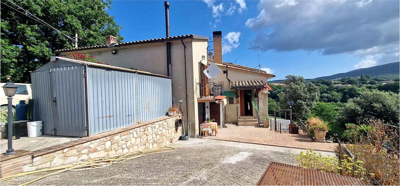 MASSA MARTANA: PORZIONE DI CASALE CON CORTE ESTERNA E TERRENO