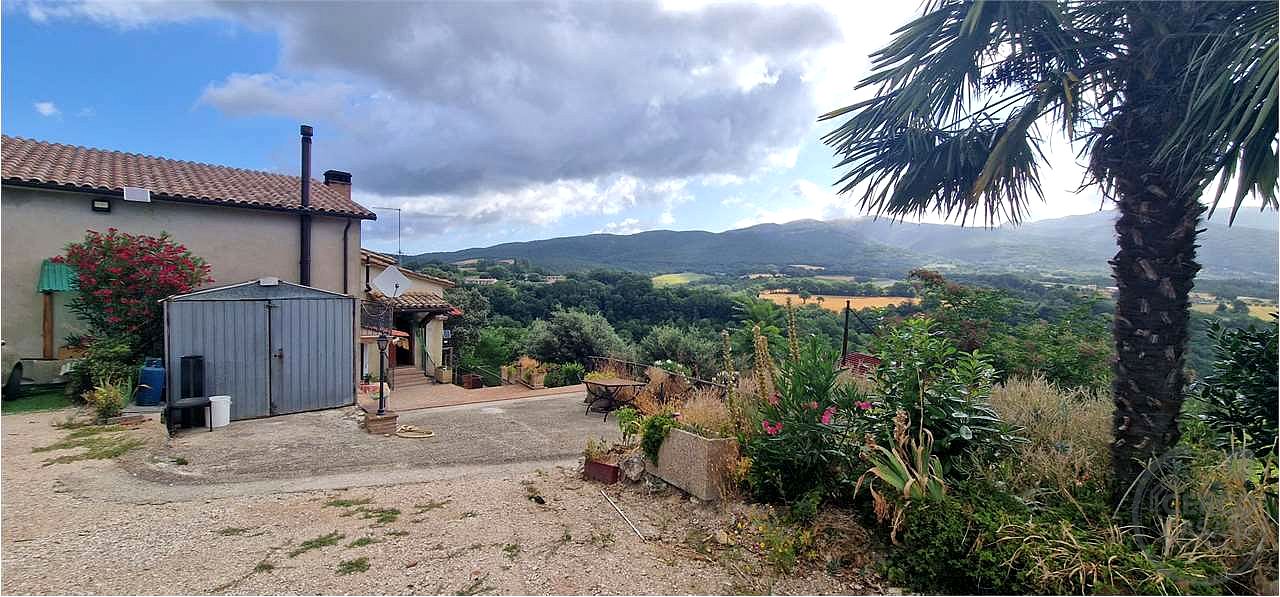 MASSA MARTANA: PORZIONE DI CASALE CON CORTE ESTERNA E TERRENO