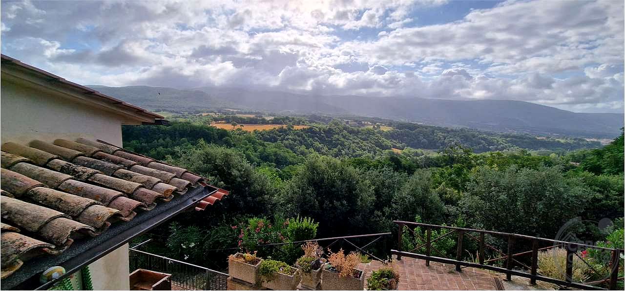 MASSA MARTANA: PORZIONE DI CASALE CON CORTE ESTERNA E TERRENO