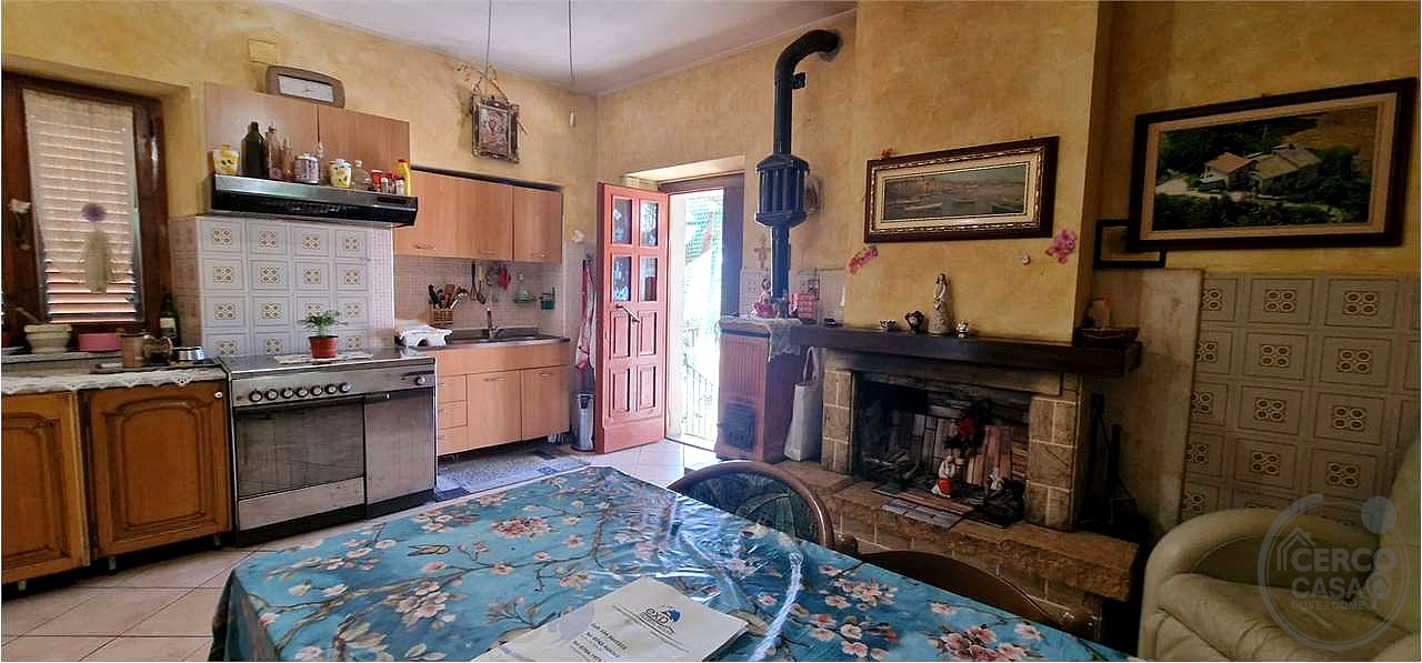 MASSA MARTANA: PORZIONE DI CASALE CON CORTE ESTERNA E TERRENO