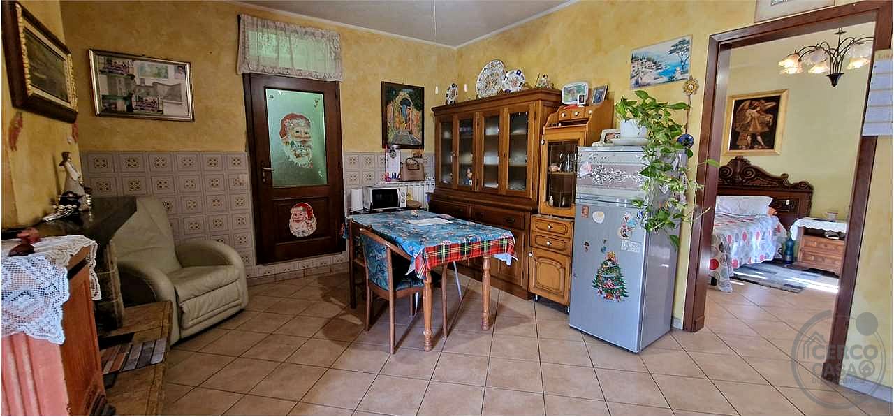 MASSA MARTANA: PORZIONE DI CASALE CON CORTE ESTERNA E TERRENO