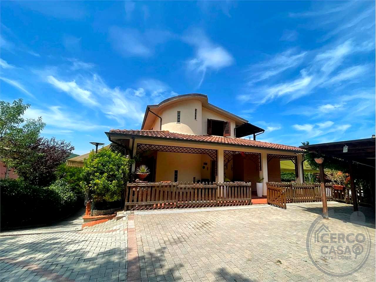 VILLA BIFAMILIARE CON AMPIO GIARDINO ESCLUSIVO