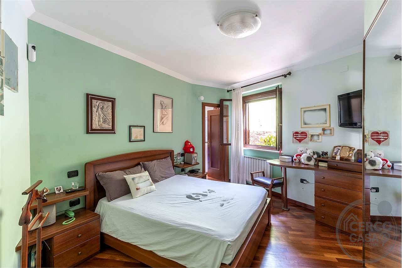 VILLA BIFAMILIARE CON AMPIO GIARDINO ESCLUSIVO