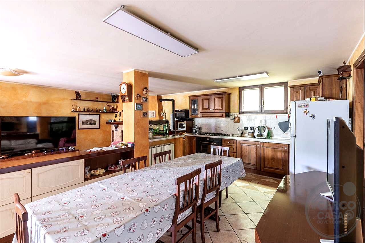 VILLA BIFAMILIARE CON AMPIO GIARDINO ESCLUSIVO