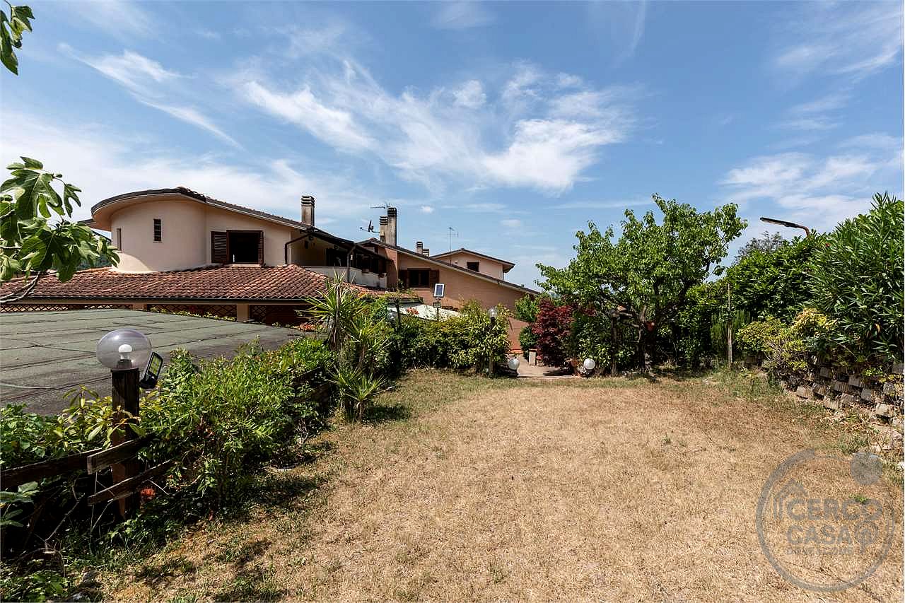 VILLA BIFAMILIARE CON AMPIO GIARDINO ESCLUSIVO