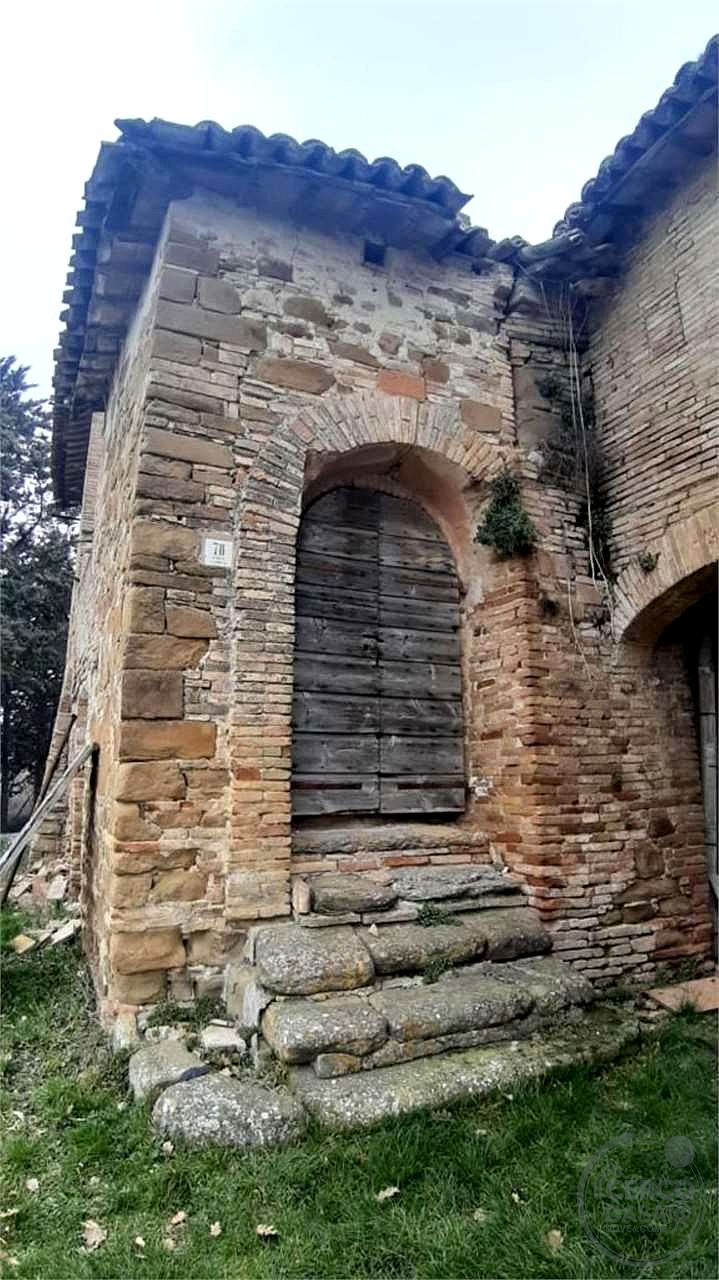 ASSISI - CASALE CON TERRENO