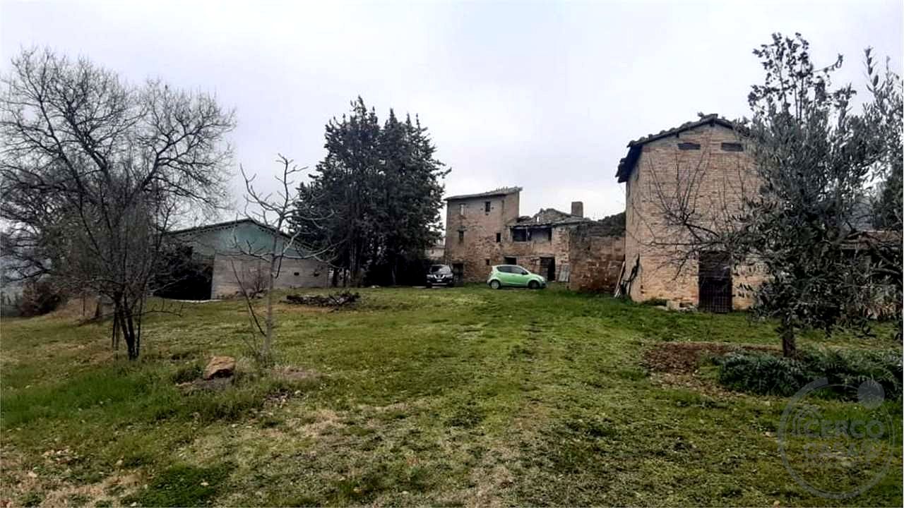 ASSISI - CASALE CON TERRENO