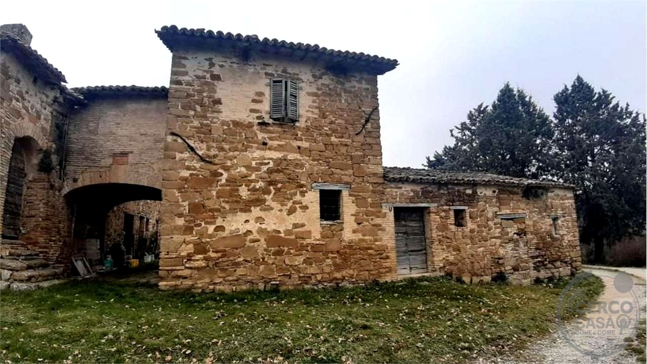 ASSISI - CASALE CON TERRENO