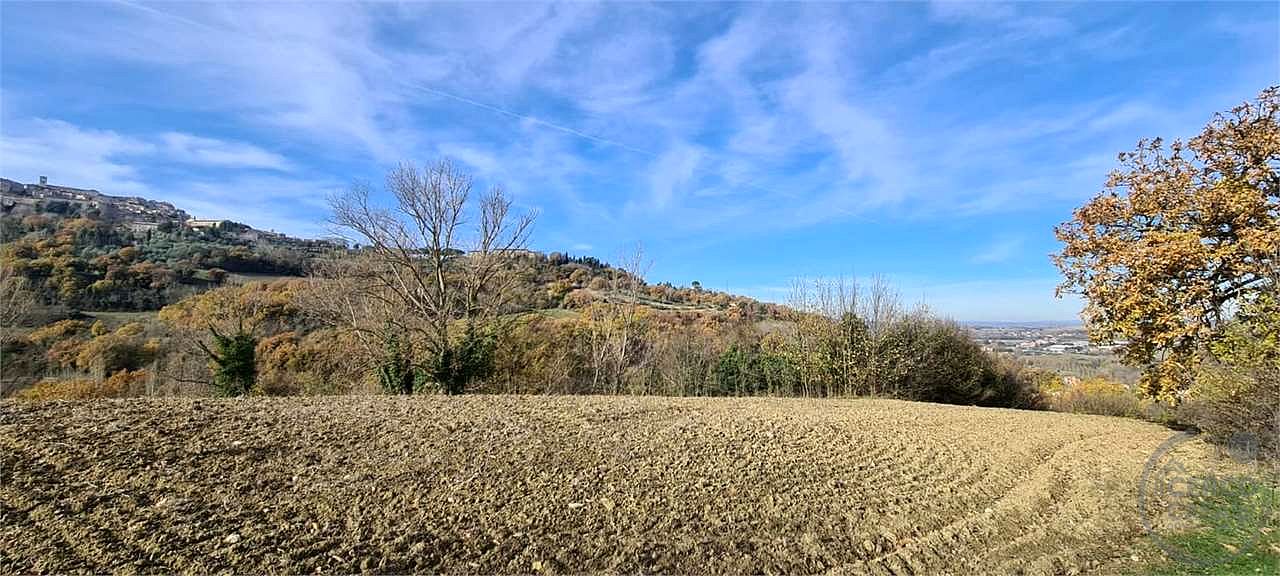 TODI: CASALE DA RISTRUTTURARE