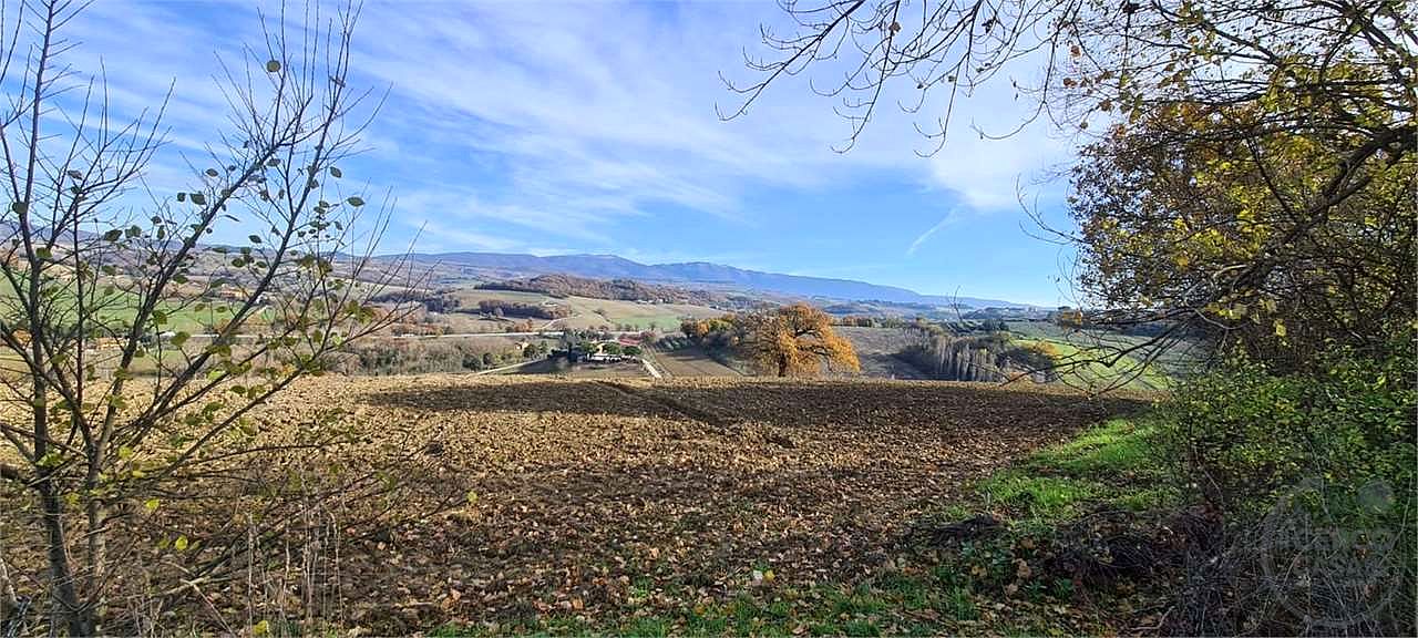 TODI: CASALE DA RISTRUTTURARE