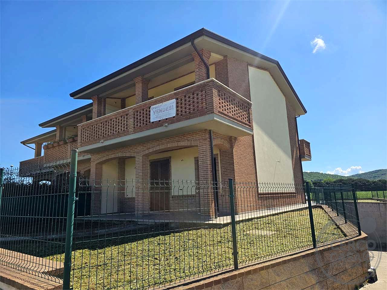 GUALDO CATTANEO - SAN TERENZIANO - VILLA A SCHIERA