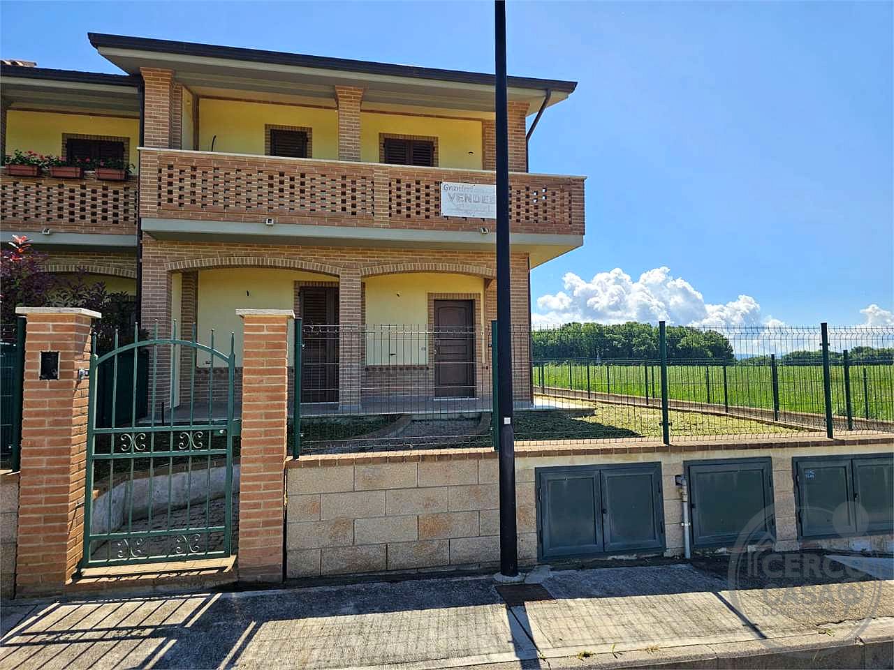 GUALDO CATTANEO - SAN TERENZIANO - VILLA A SCHIERA