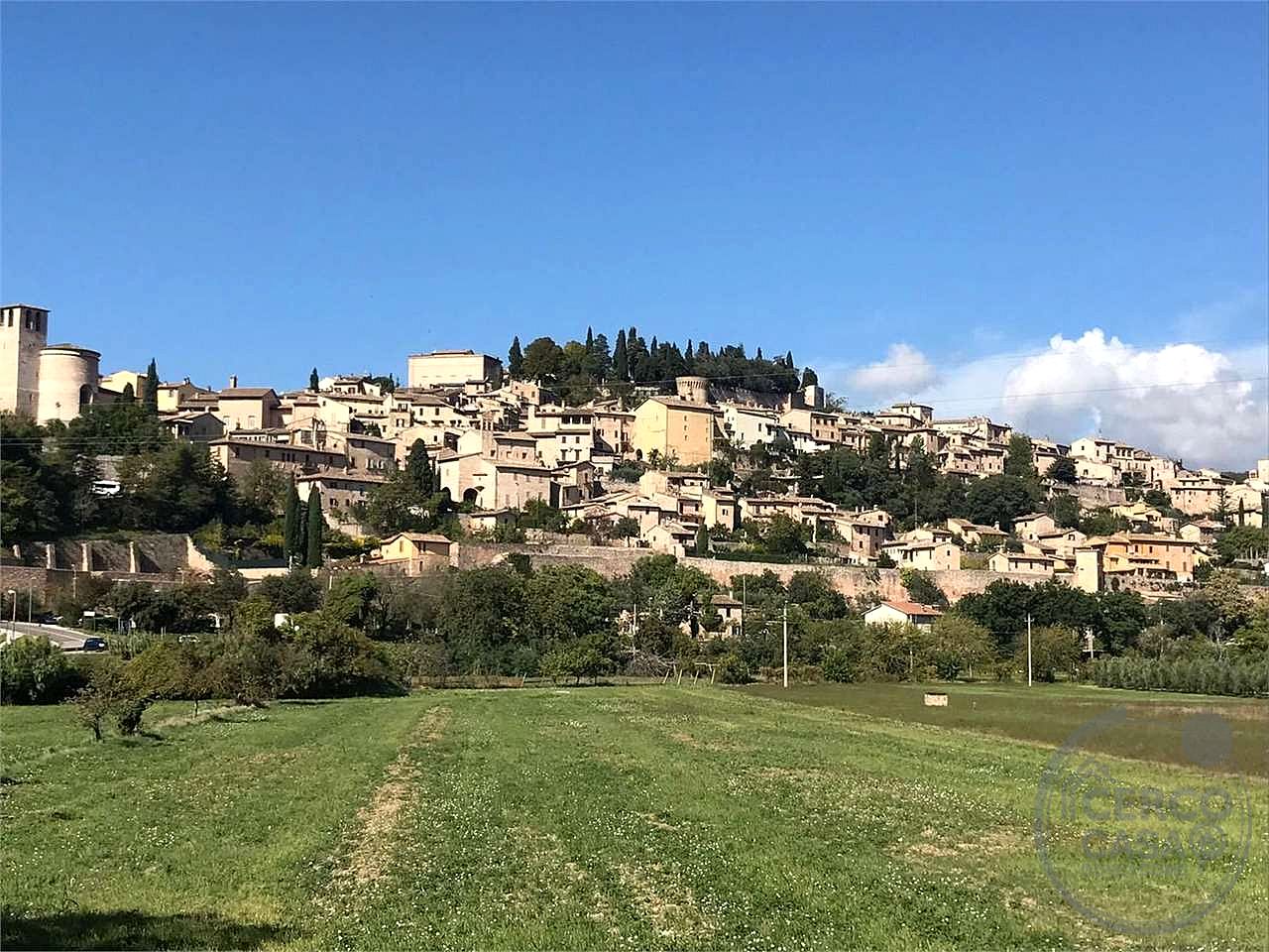 SPELLO - PORZIONE DI CASALE CON GIARDINO