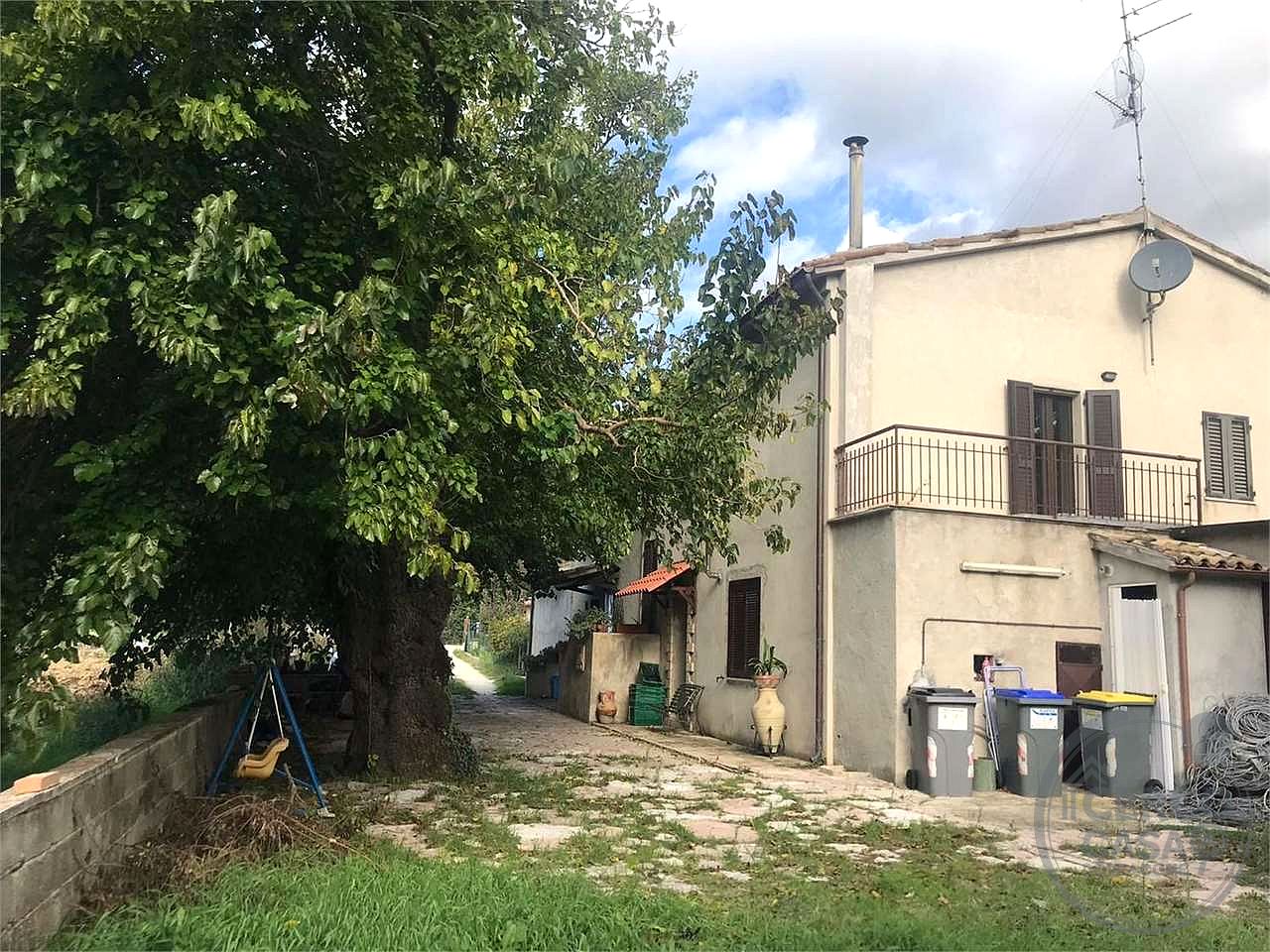 SPELLO - PORZIONE DI CASALE CON GIARDINO