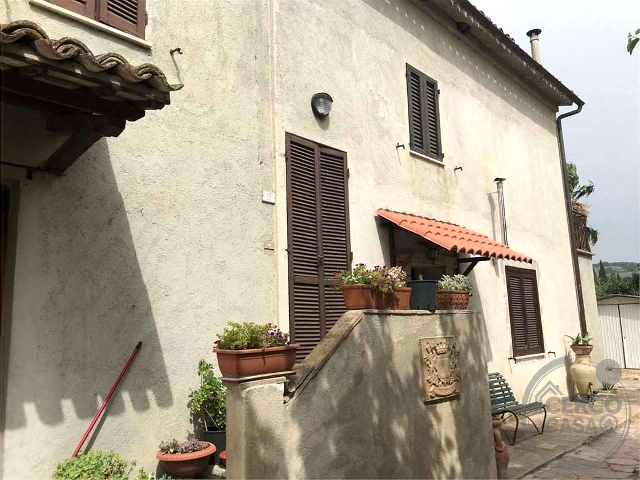 SPELLO - PORZIONE DI CASALE CON GIARDINO