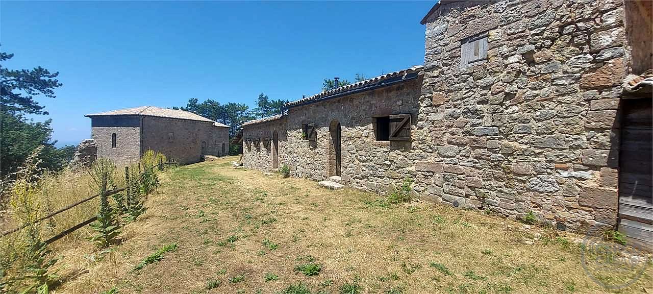 ANTICA PIEVE RISTRUTTURATA CON TERRENO
