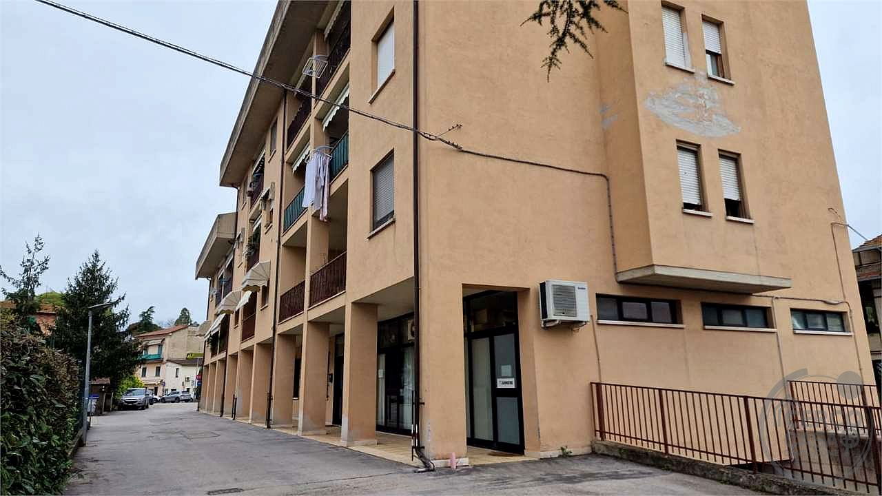 PERUGIA - SAN MARTINO IN CAMPO: LOCALE COMMERCIALE USO UFFICIO AL PIANO TERRA