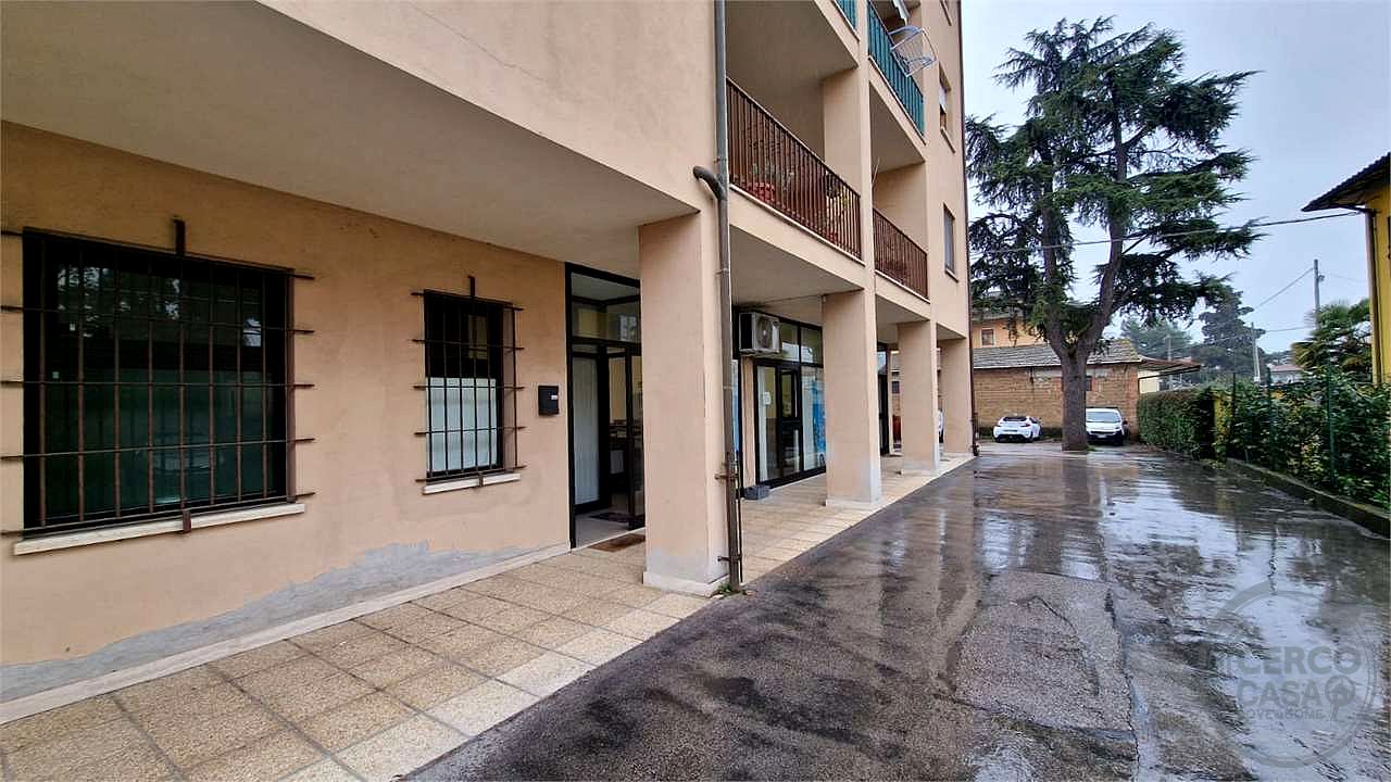 PERUGIA - SAN MARTINO IN CAMPO: LOCALE COMMERCIALE USO UFFICIO AL PIANO TERRA