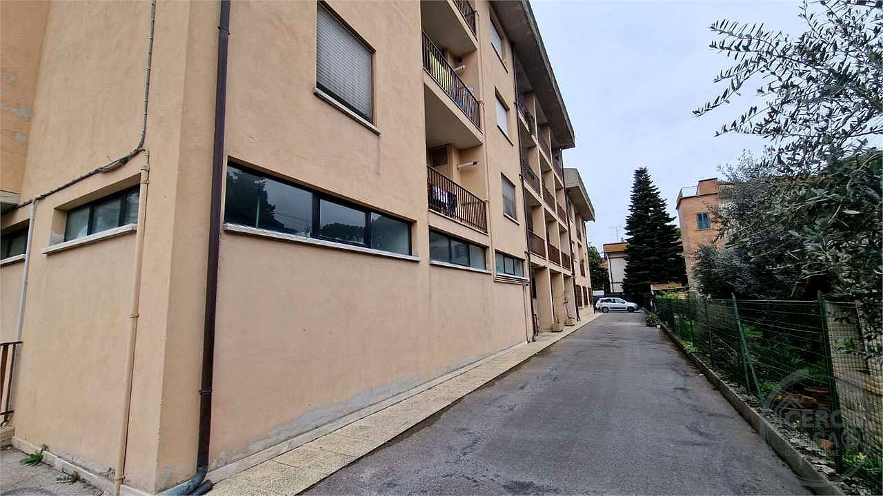 PERUGIA - SAN MARTINO IN CAMPO: LOCALE COMMERCIALE USO UFFICIO AL PIANO TERRA