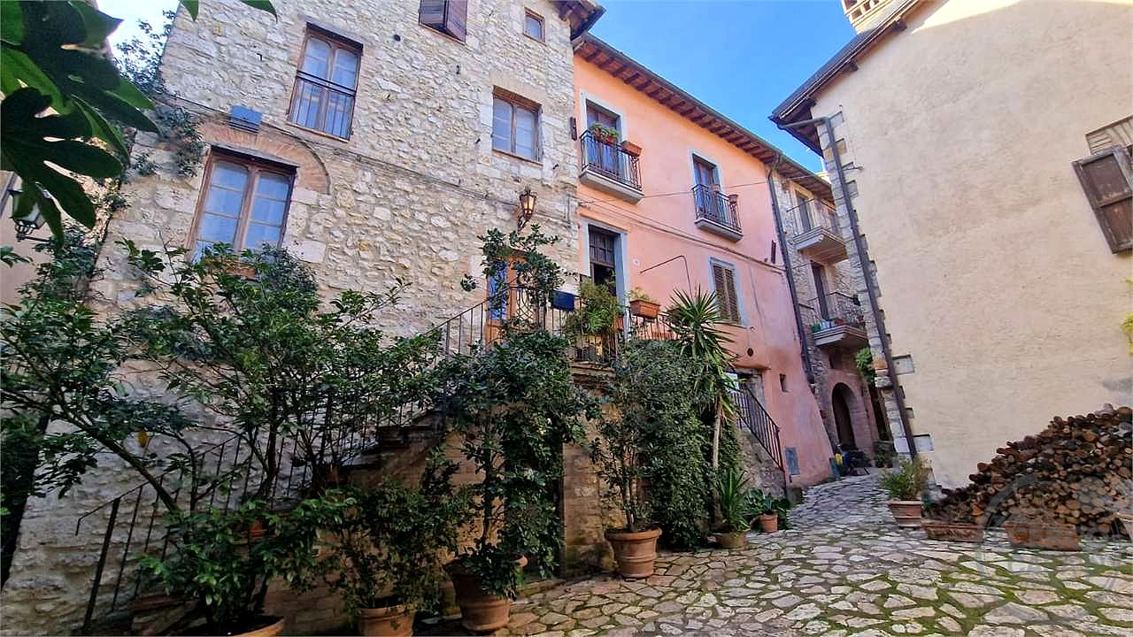 MASSA MARTANA - VILLA SAN FAUSTINO: CARATTERISTICO CIELOTERRA IN CENTRO STORICO
