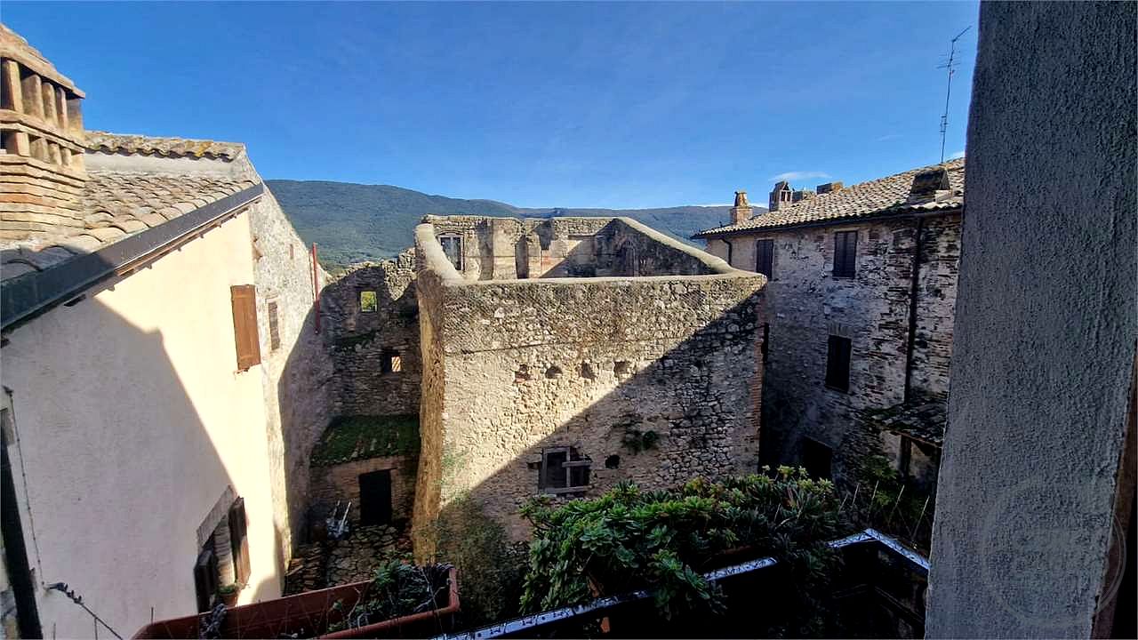 MASSA MARTANA - VILLA SAN FAUSTINO: CARATTERISTICO CIELOTERRA IN CENTRO STORICO