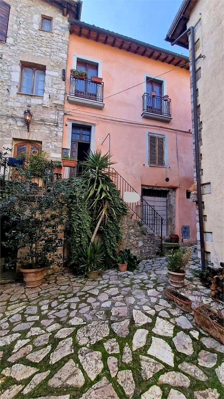 MASSA MARTANA - VILLA SAN FAUSTINO: CARATTERISTICO CIELOTERRA IN CENTRO STORICO