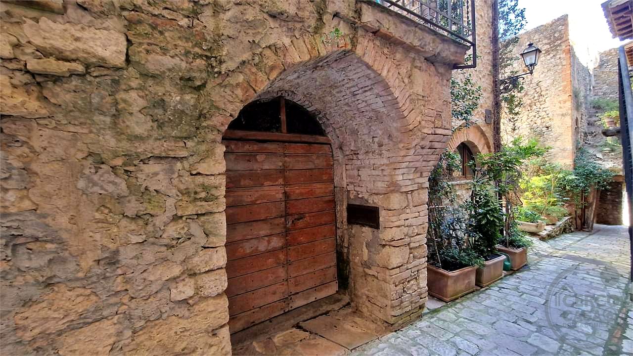 MASSA MARTANA - VILLA SAN FAUSTINO: CARATTERISTICO CIELOTERRA IN CENTRO STORICO