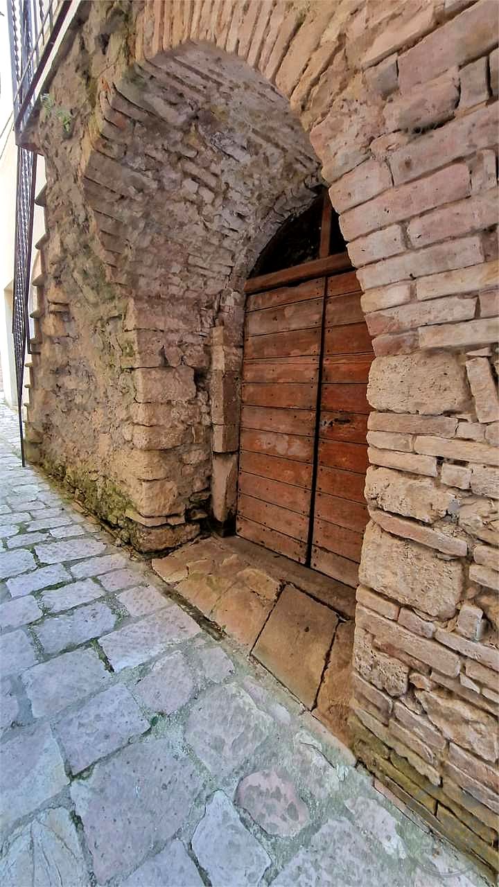 MASSA MARTANA - VILLA SAN FAUSTINO: CARATTERISTICO CIELOTERRA IN CENTRO STORICO