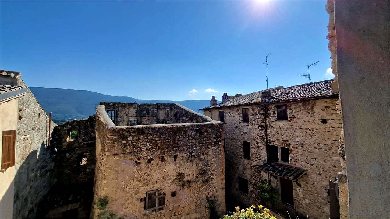 MASSA MARTANA - VILLA SAN FAUSTINO: CARATTERISTICO CIELOTERRA IN CENTRO STORICO