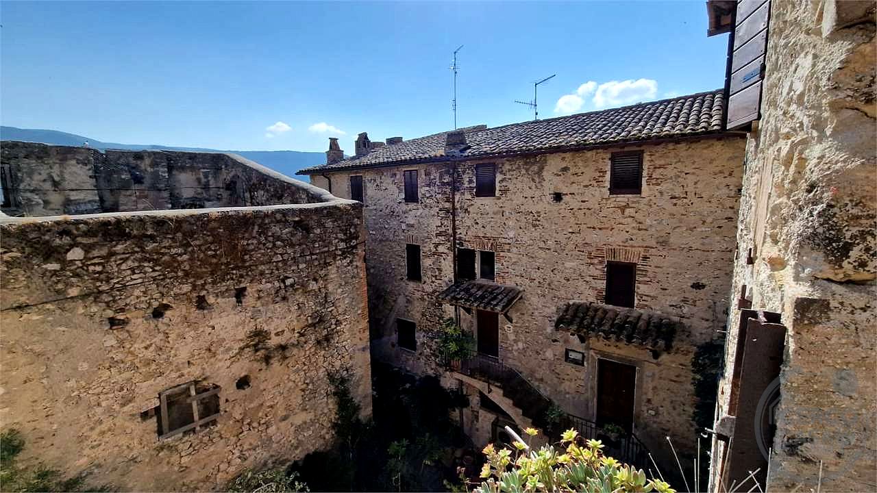 MASSA MARTANA - VILLA SAN FAUSTINO: CARATTERISTICO CIELOTERRA IN CENTRO STORICO