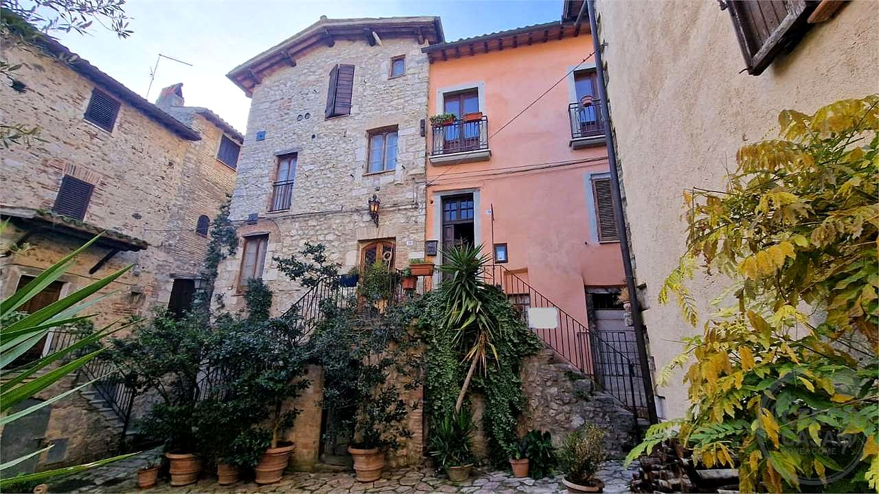 MASSA MARTANA - VILLA SAN FAUSTINO: CARATTERISTICO CIELOTERRA IN CENTRO STORICO
