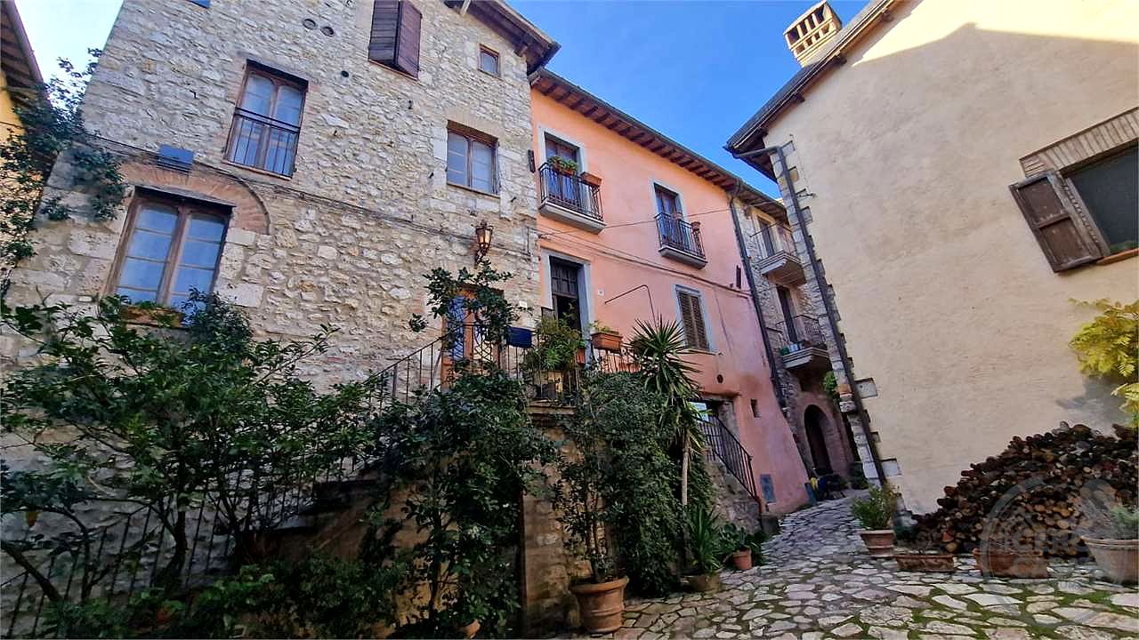 MASSA MARTANA - VILLA SAN FAUSTINO: CARATTERISTICO CIELOTERRA IN CENTRO STORICO