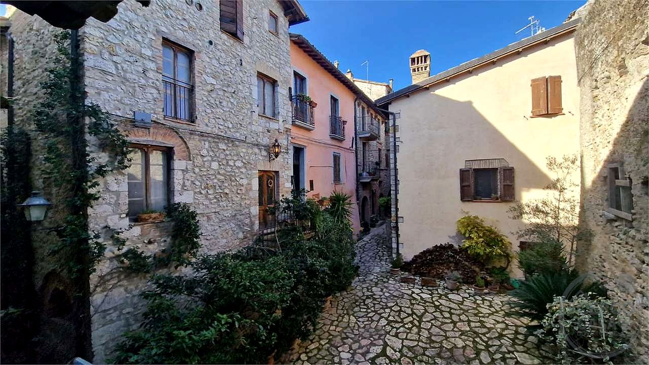 MASSA MARTANA - VILLA SAN FAUSTINO: CARATTERISTICO CIELOTERRA IN CENTRO STORICO
