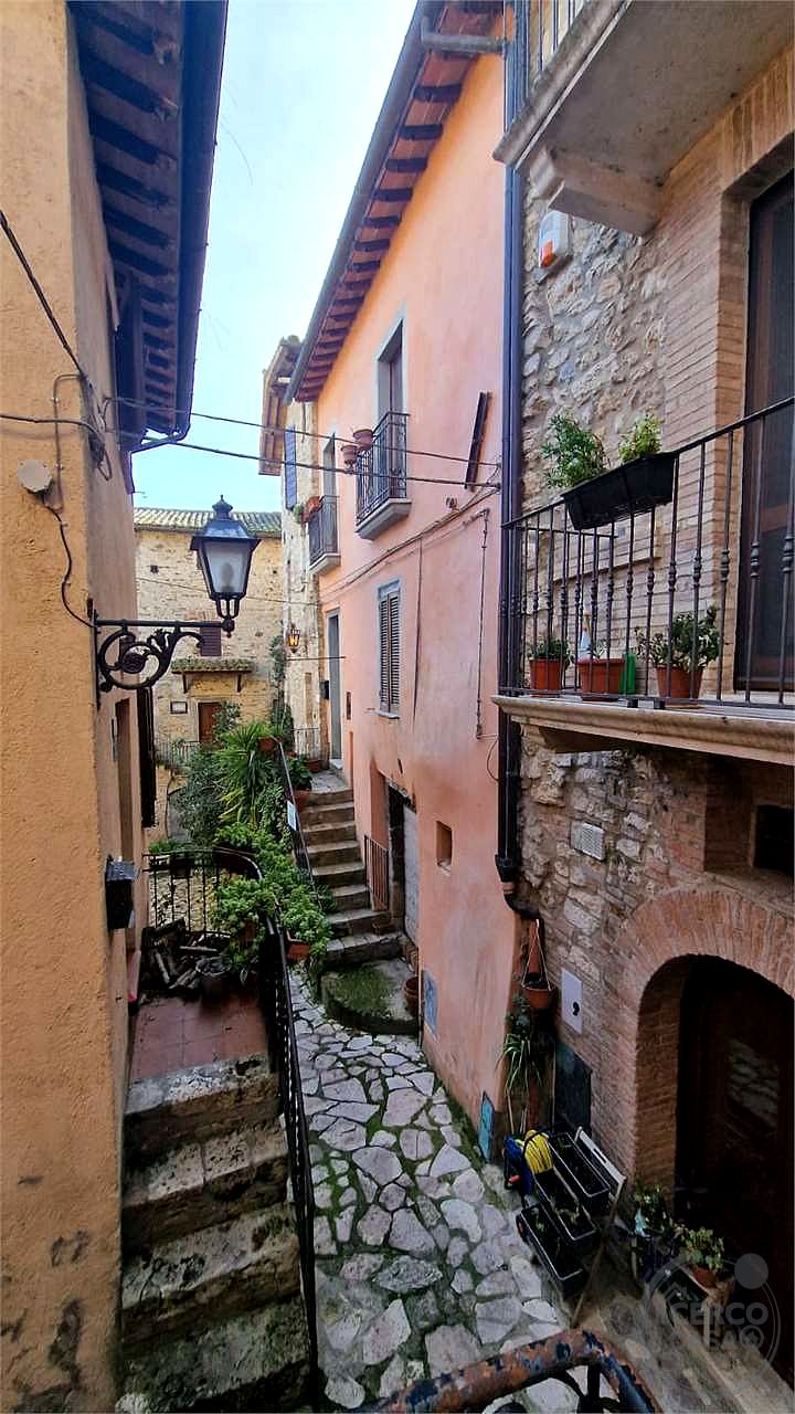 MASSA MARTANA - VILLA SAN FAUSTINO: CARATTERISTICO CIELOTERRA IN CENTRO STORICO