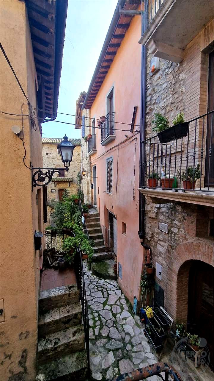 MASSA MARTANA - VILLA SAN FAUSTINO: CARATTERISTICO CIELOTERRA IN CENTRO STORICO