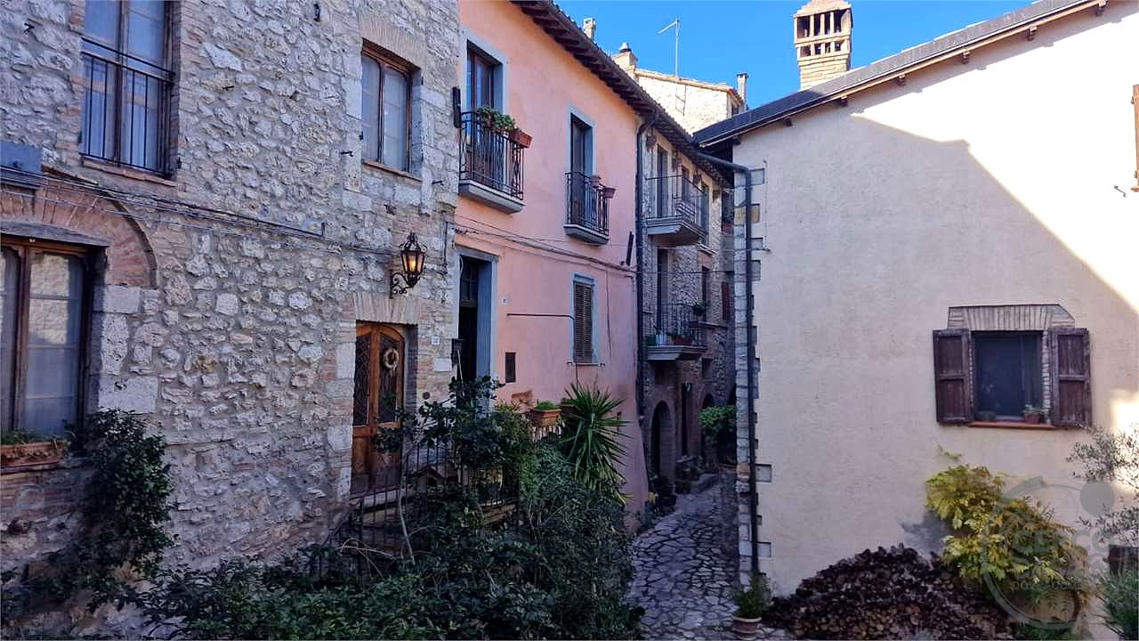 MASSA MARTANA - VILLA SAN FAUSTINO: CARATTERISTICO CIELOTERRA IN CENTRO STORICO