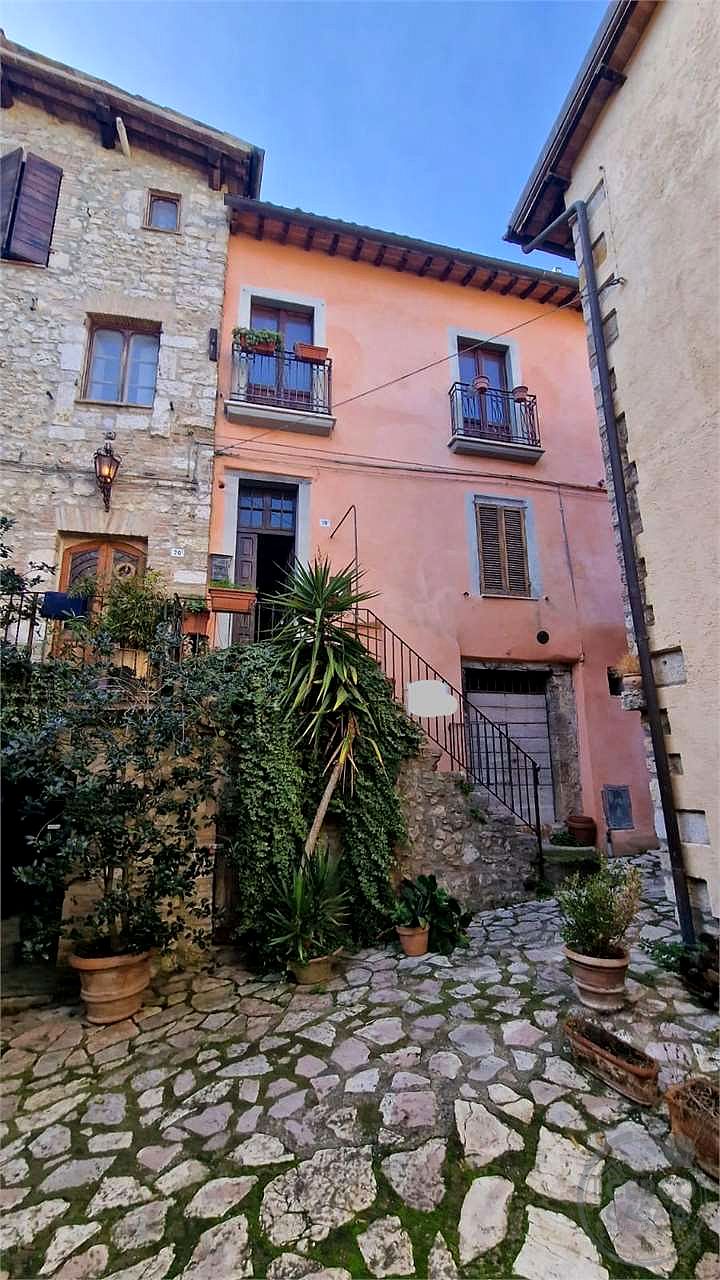 MASSA MARTANA - VILLA SAN FAUSTINO: CARATTERISTICO CIELOTERRA IN CENTRO STORICO