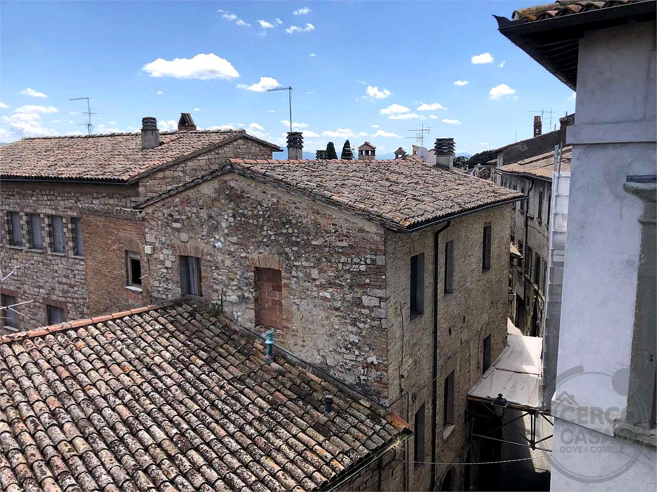 TODI – CENTRO STORICO: LUMINOSO APPARTAMENTO IN VENDITA