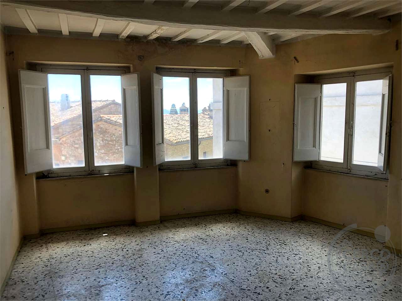 TODI – CENTRO STORICO: LUMINOSO APPARTAMENTO IN VENDITA