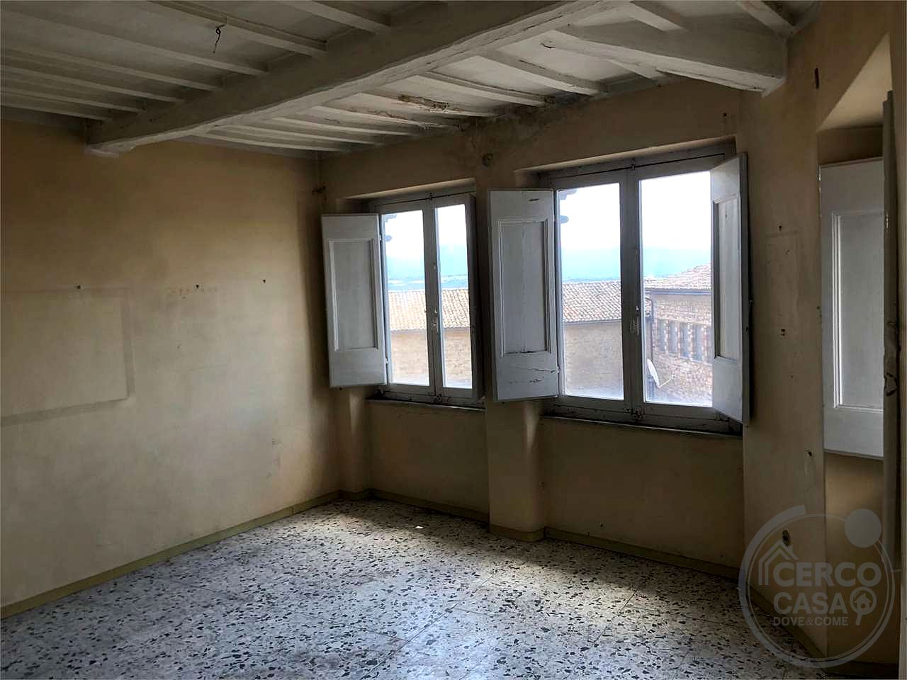 TODI – CENTRO STORICO: LUMINOSO APPARTAMENTO IN VENDITA