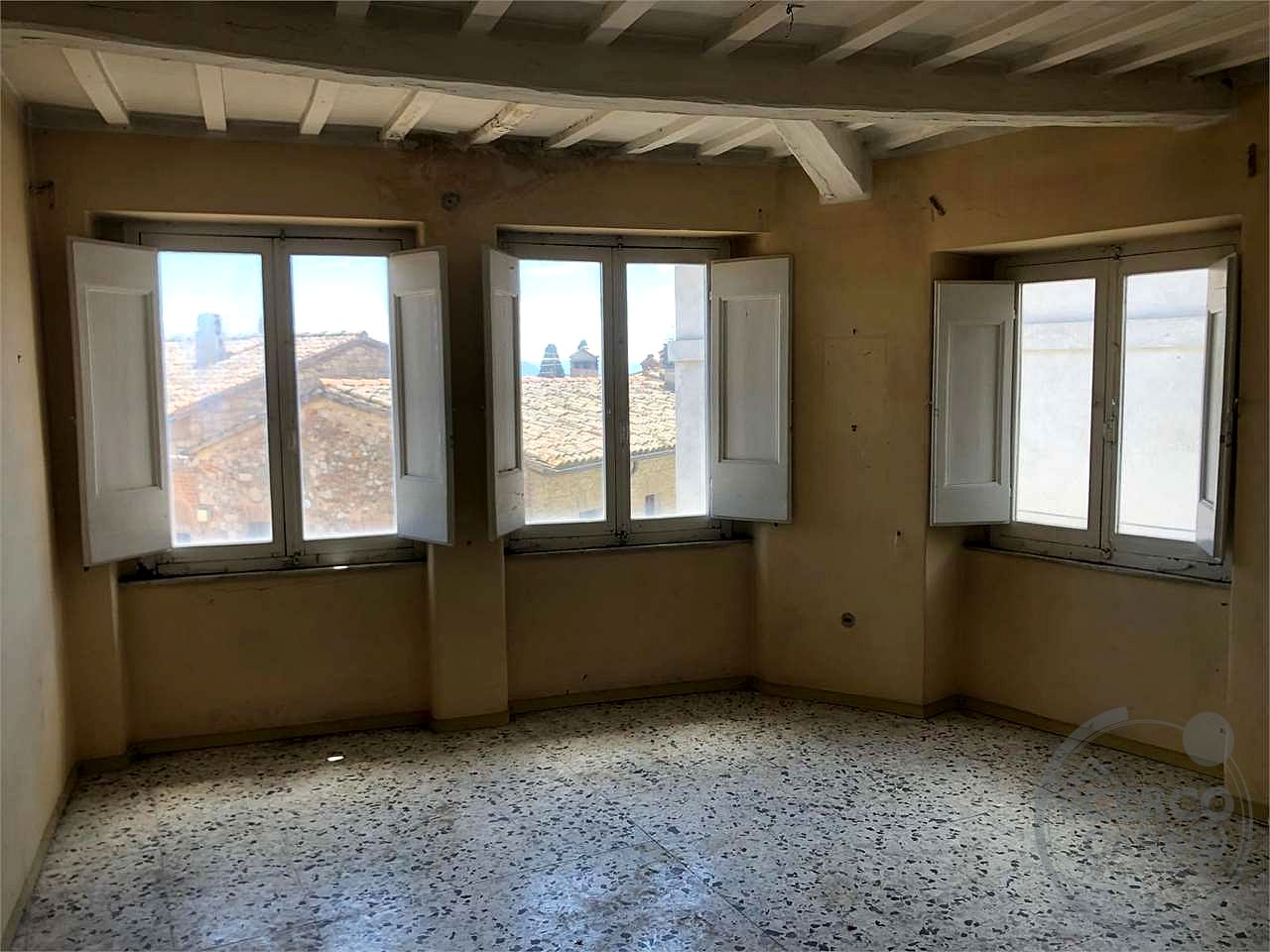 TODI – CENTRO STORICO: LUMINOSO APPARTAMENTO IN VENDITA