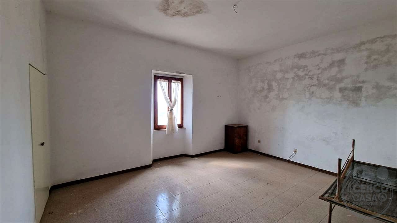 PORZIONE DI FABBRICATO DA RISTRUTTURARE e TERRENO