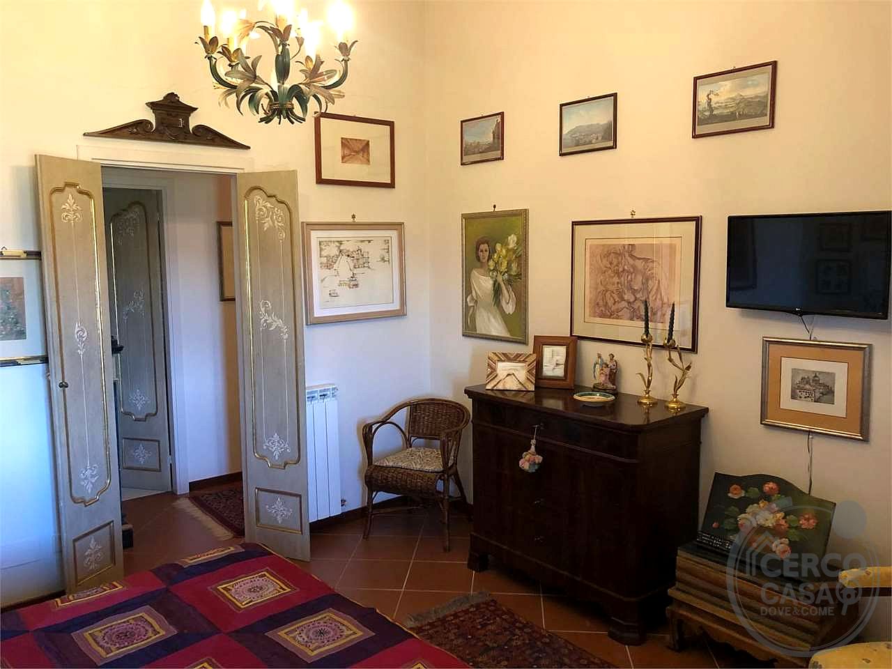 TODI - CENTRO STORICO: APPARTAMENTO PANORAMICO AL SECONDO ED ULTIMO PIANO