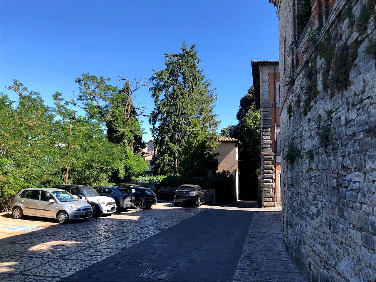 TODI - CENTRO STORICO: APPARTAMENTO PANORAMICO AL SECONDO ED ULTIMO PIANO