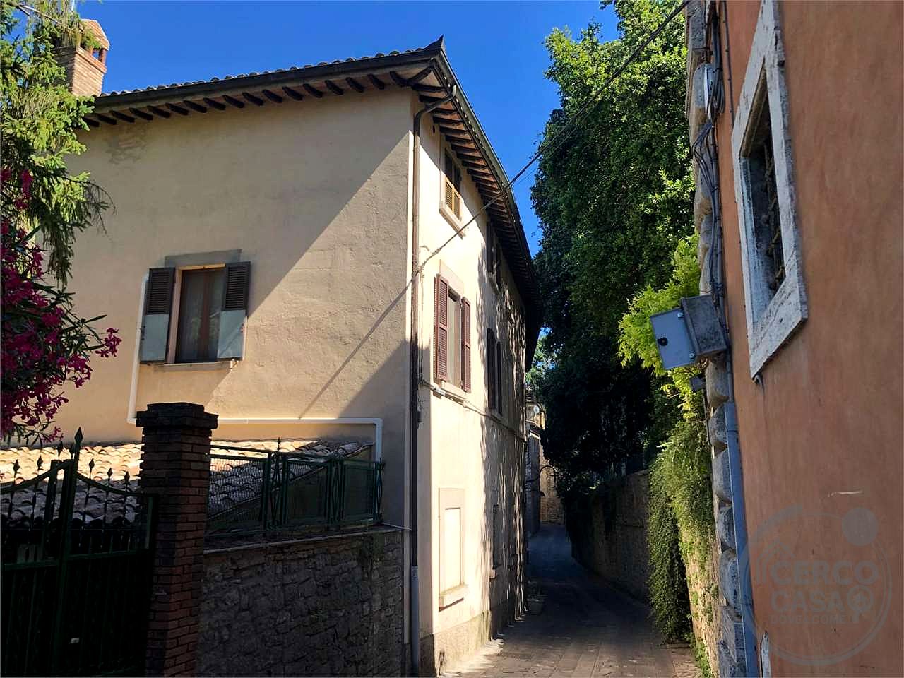 TODI - CENTRO STORICO: APPARTAMENTO PANORAMICO AL SECONDO ED ULTIMO PIANO