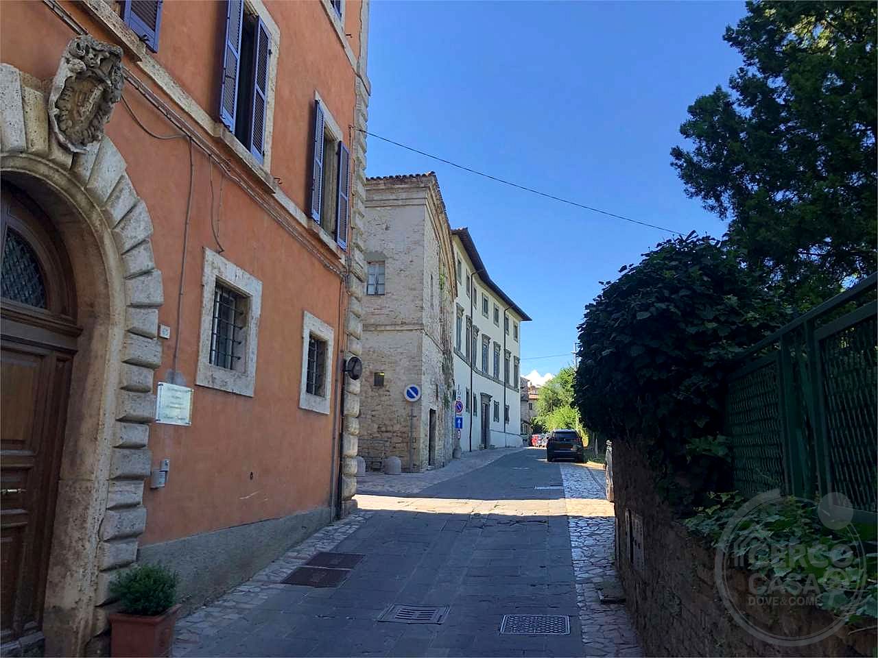 TODI - CENTRO STORICO: APPARTAMENTO PANORAMICO AL SECONDO ED ULTIMO PIANO