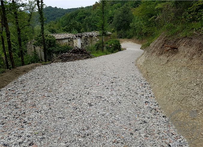 ASSISI - ARMENZANO: CASALE DA RISTRUTTURARE CON TERRENO CIRCOSTANTE