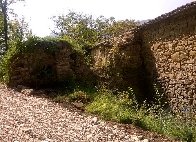 ASSISI - ARMENZANO: CASALE DA RISTRUTTURARE CON TERRENO CIRCOSTANTE